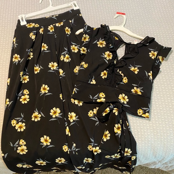 Floral 2 piece Flowy Pants & Tie Ruffle Top Set - Picture 2 of 4